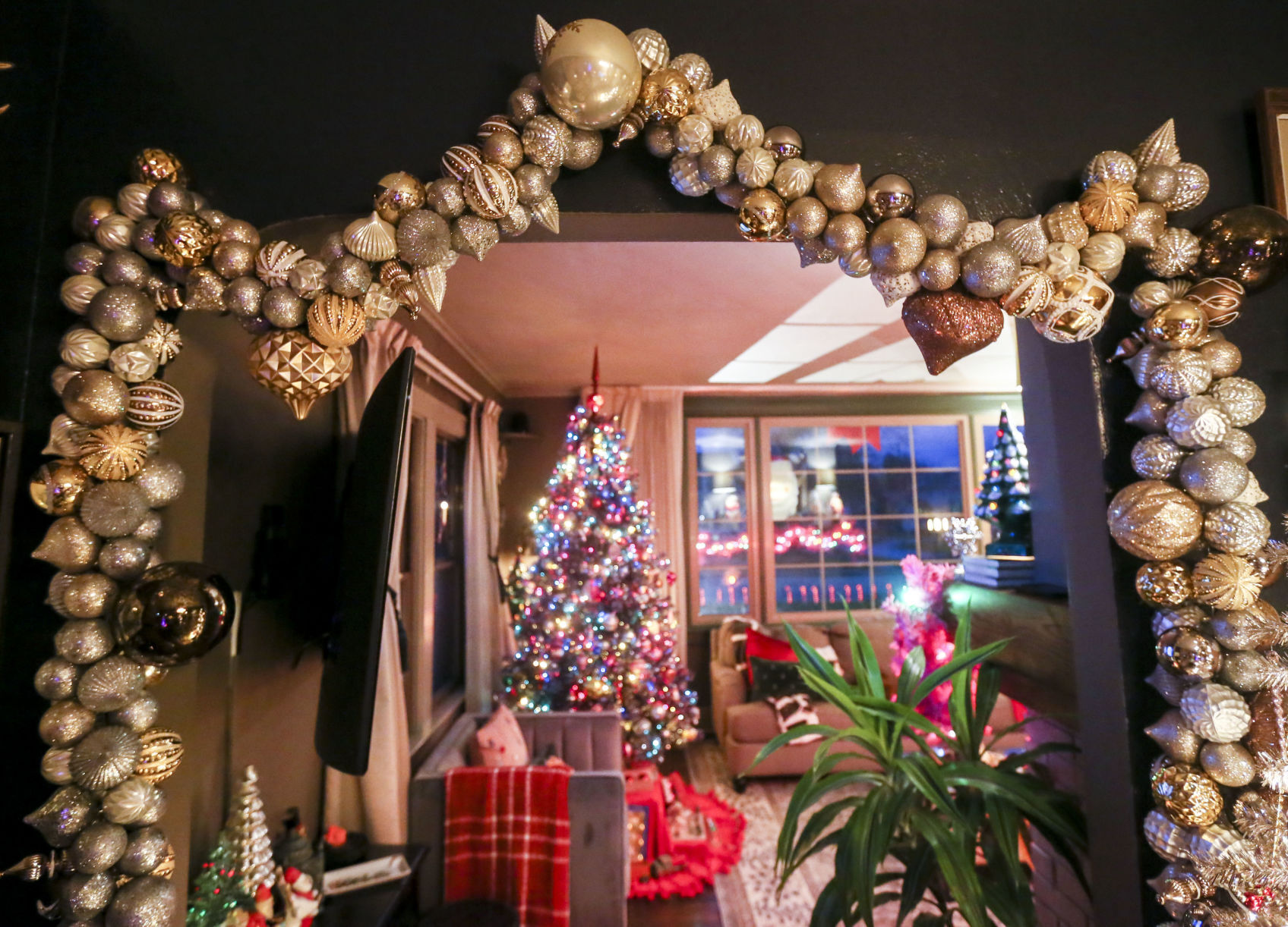 112420-qc-nws-decorations-25.JPG